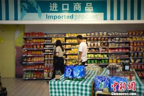 资料图：市民体验共享单车。 钟欣 摄