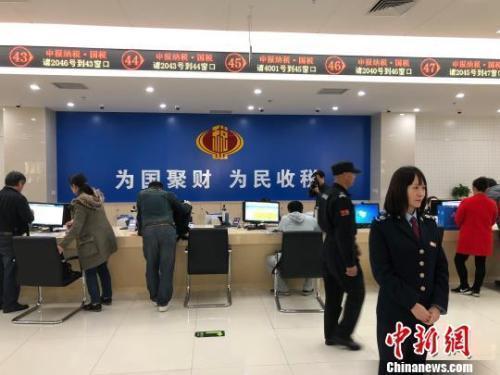 税务人员做好政策咨询和解答服务。胡哲斐 摄