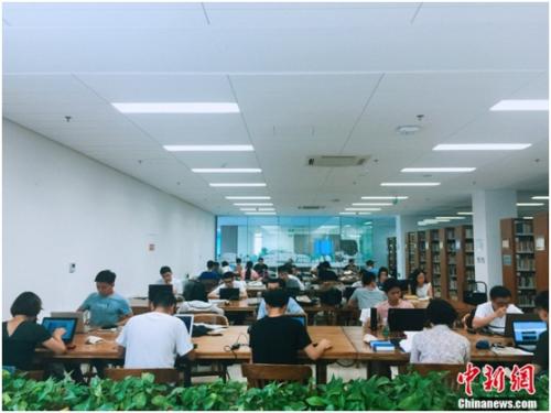 (图为清华大学图书馆内 学生正在自习 杨雨奇 摄) 点击进入下一页
