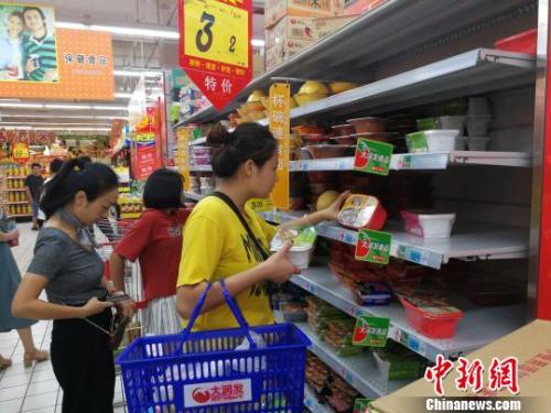 资料图:民众选购方便面 翟李强 摄 资料图:民众选购方便面 翟李强 摄