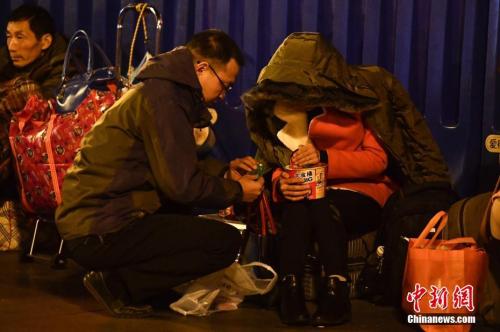 资料图:旅客候车时吃方便面。<a target='_blank' href='http://www.chinanews.com/'>中新社</a>记者 陈骥旻 摄 资料图:旅客候车时吃方便面。<a target='_blank' href='http://www.chinanews.com/'>中新社</a>记者 陈骥旻 摄