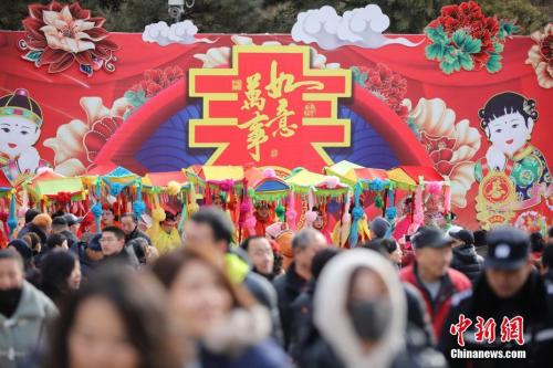 资料图：山西太原一影院，民众正在购票准备入场观影。　张云 摄